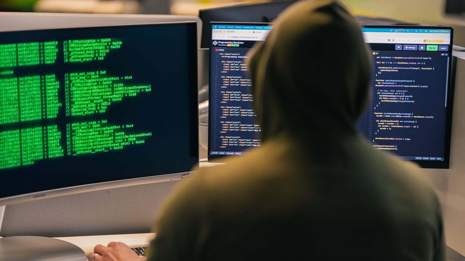 Feltörték a WordPress oldalad: kapucnis támadó a monitorok előtt, kártékony kóddal