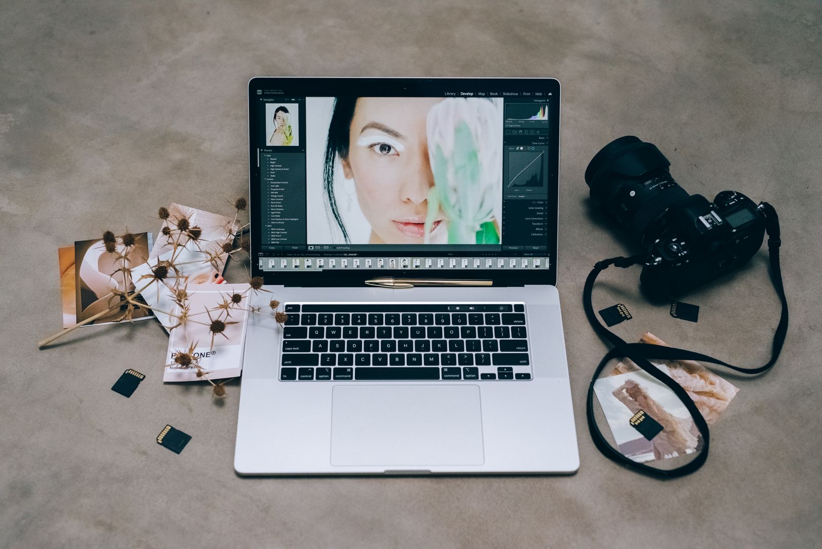 Nagy fájlok küldése: laptop, fényképezőgép és memóriakártyák egy asztalon